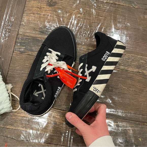 Off-White vulc low Black Striped Sneakers - Picture 3 of 10